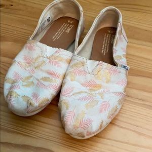 Toms leaf design size 8